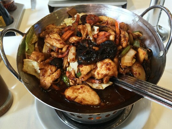 Gebratenes Hühnerfleisch nach Gong-Bao-Art mit Gemüse, Knoblauch, Erdnüssen, Chili und Szechuan-Pfeffer (scharf)