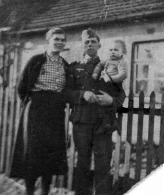 Heinz Gode als Baby mit Eltern 1942