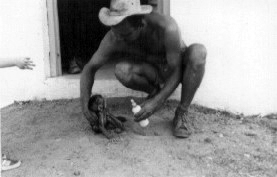 Heinz Gode mit Affenbaby - Afrika 1960er Jahre