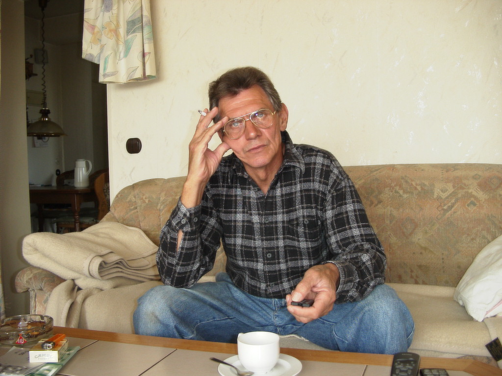 Heinz raucht nachdenklich