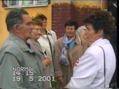 Klassentreffen 2001 Zentralschule Lehnin - Sportlehrer Fritz Schade, dahinter Alice Keltz, Marianne Franke mit Seidentuch, rechts vorne Marika Dalichow, Dietrich