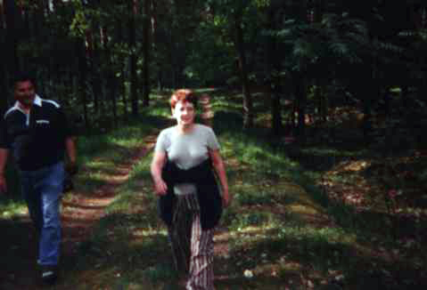Klassentreffen 2001 Lehnin - Sigrid & Hans beim Waldspaziergang