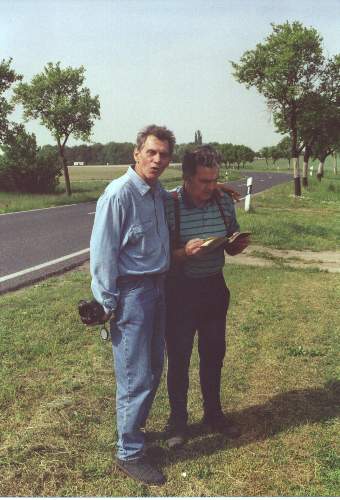 Heinz Gode mit seinem Sportlehrer Fritz Schade - Klassentreffen 19.05.2001 - Kloster Lehnin