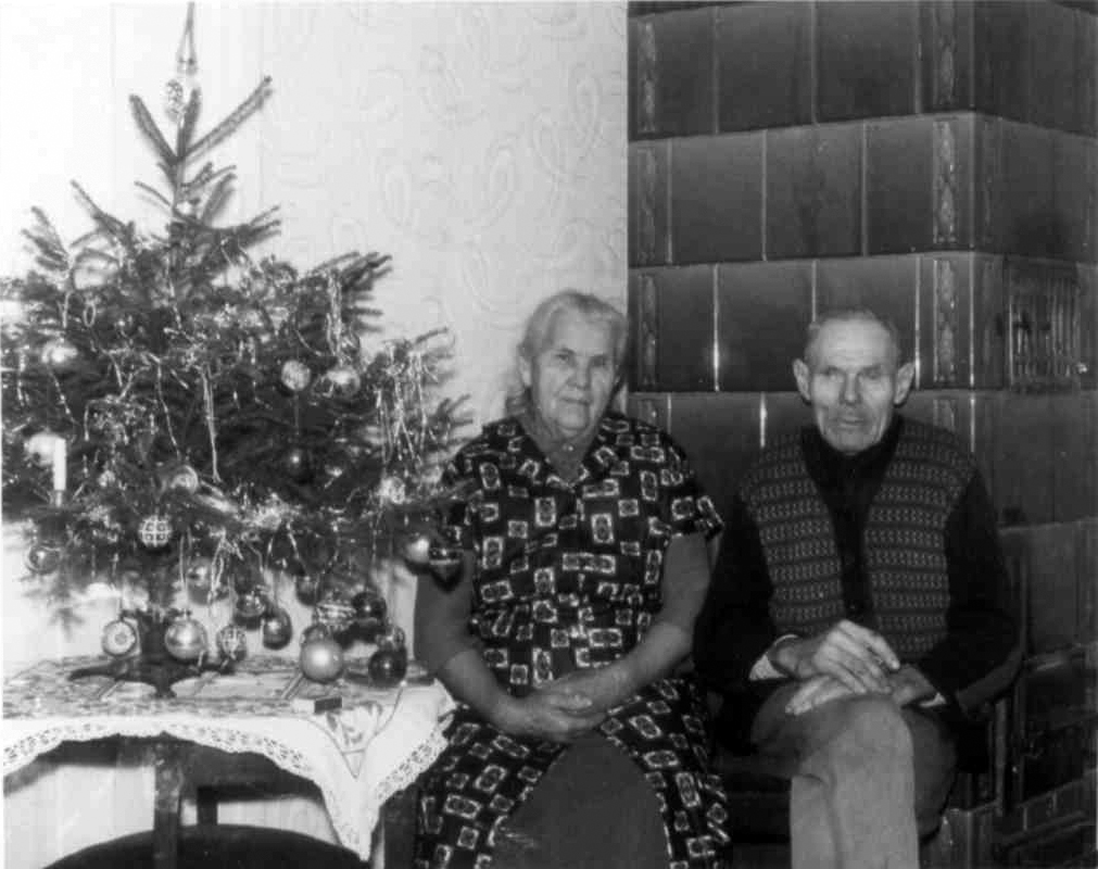 Großeltern von Heinz Gode - August und Marie am warmen Kachelofen