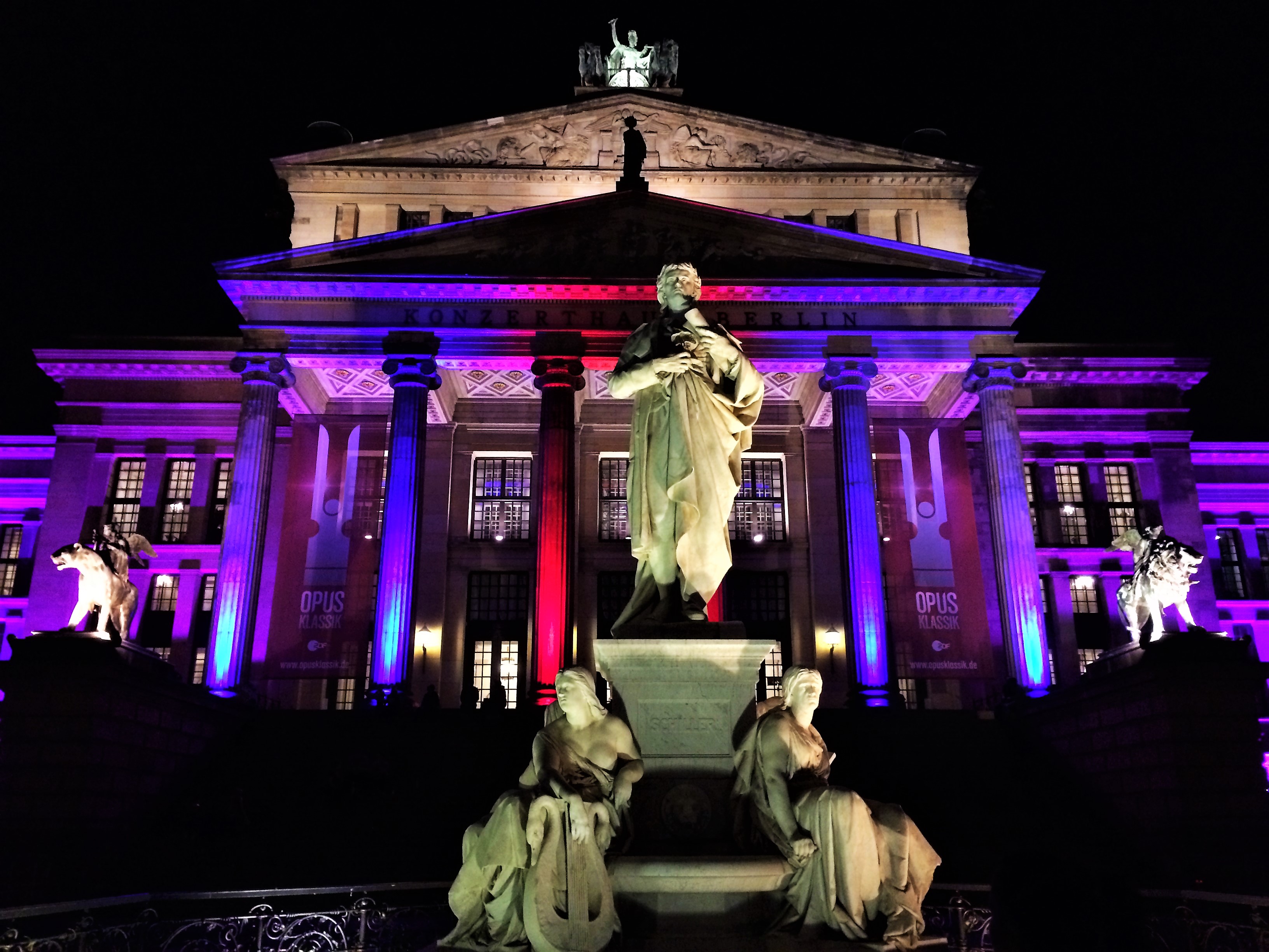 Konzerthaus und Schiller Denkmal