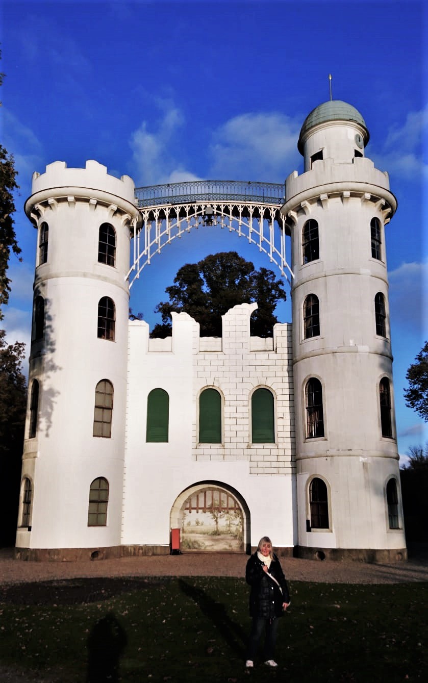 Shakini vor dem Schloss Pfaueninsel