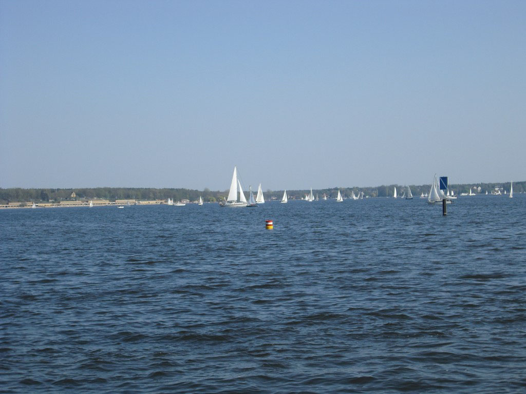 Blick von der Kladower Promenade auf die Havel und Strandbad Wannsee