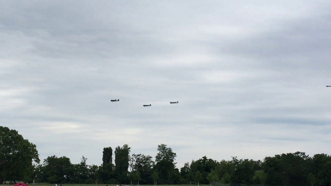 "70 Jahre Luftbrücke" Rosinenbomber flogen über Tempelhofer Feld