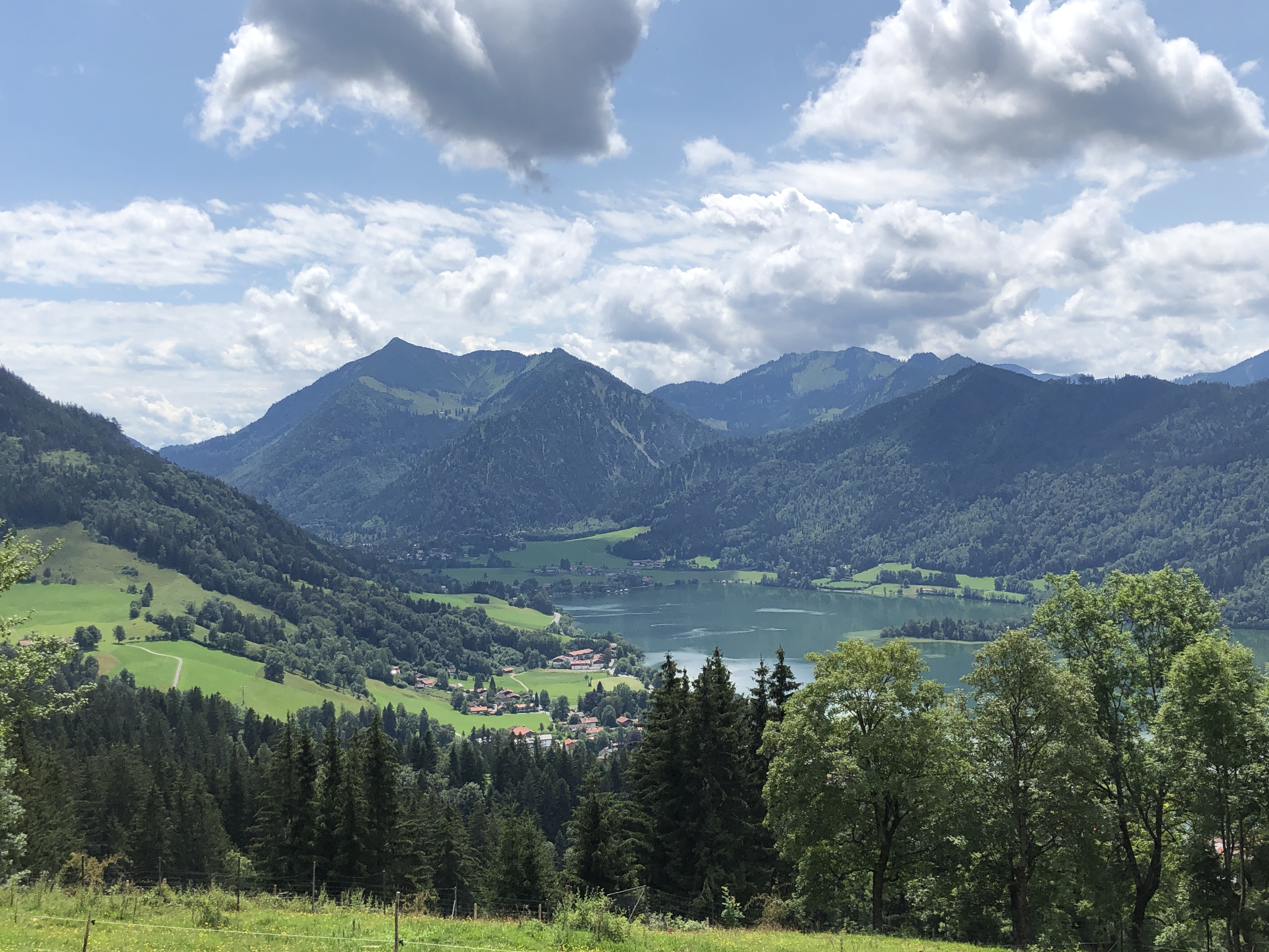 Wunderschöne Aussicht auf die Berge und Schliersee