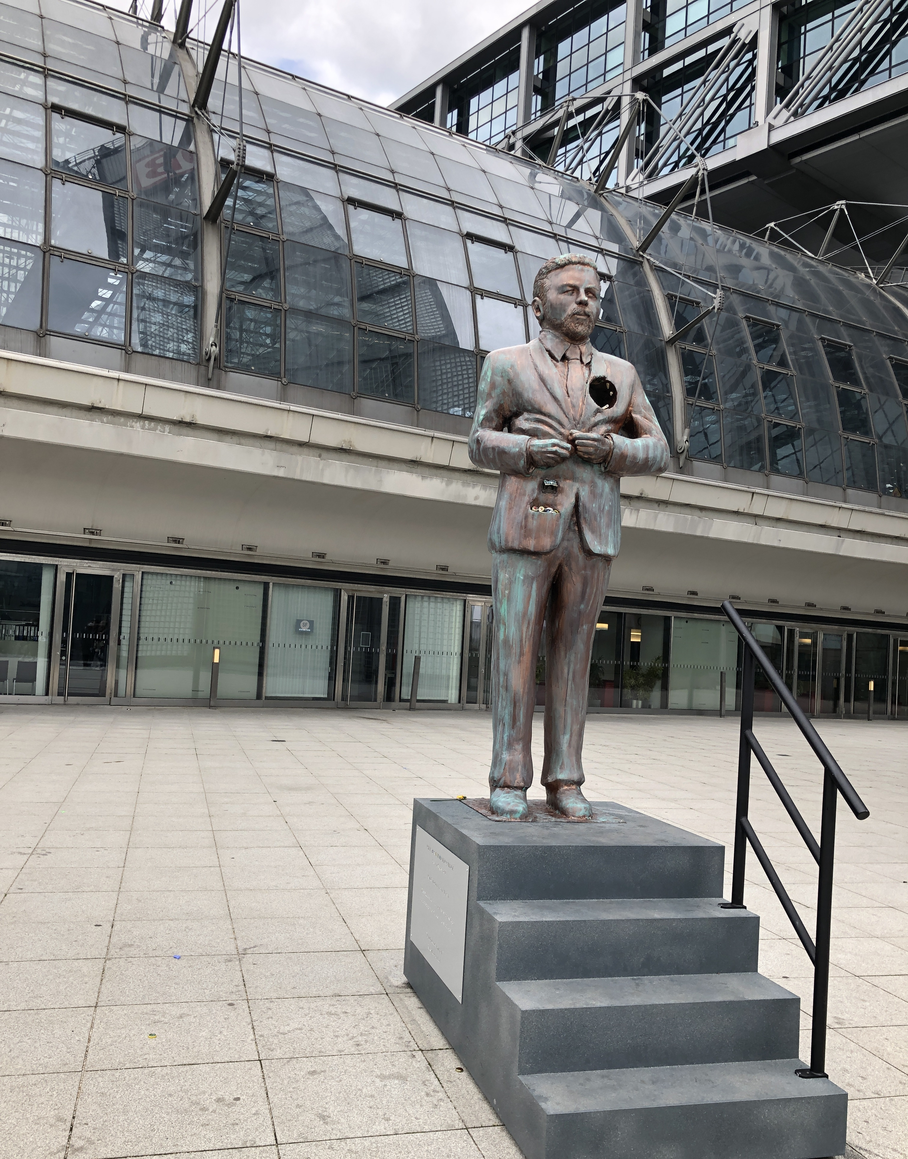 Statue von Kult Comedian Klaas Bonifaz Heufer-Umlauf am Hauptbahnhof in Berlin