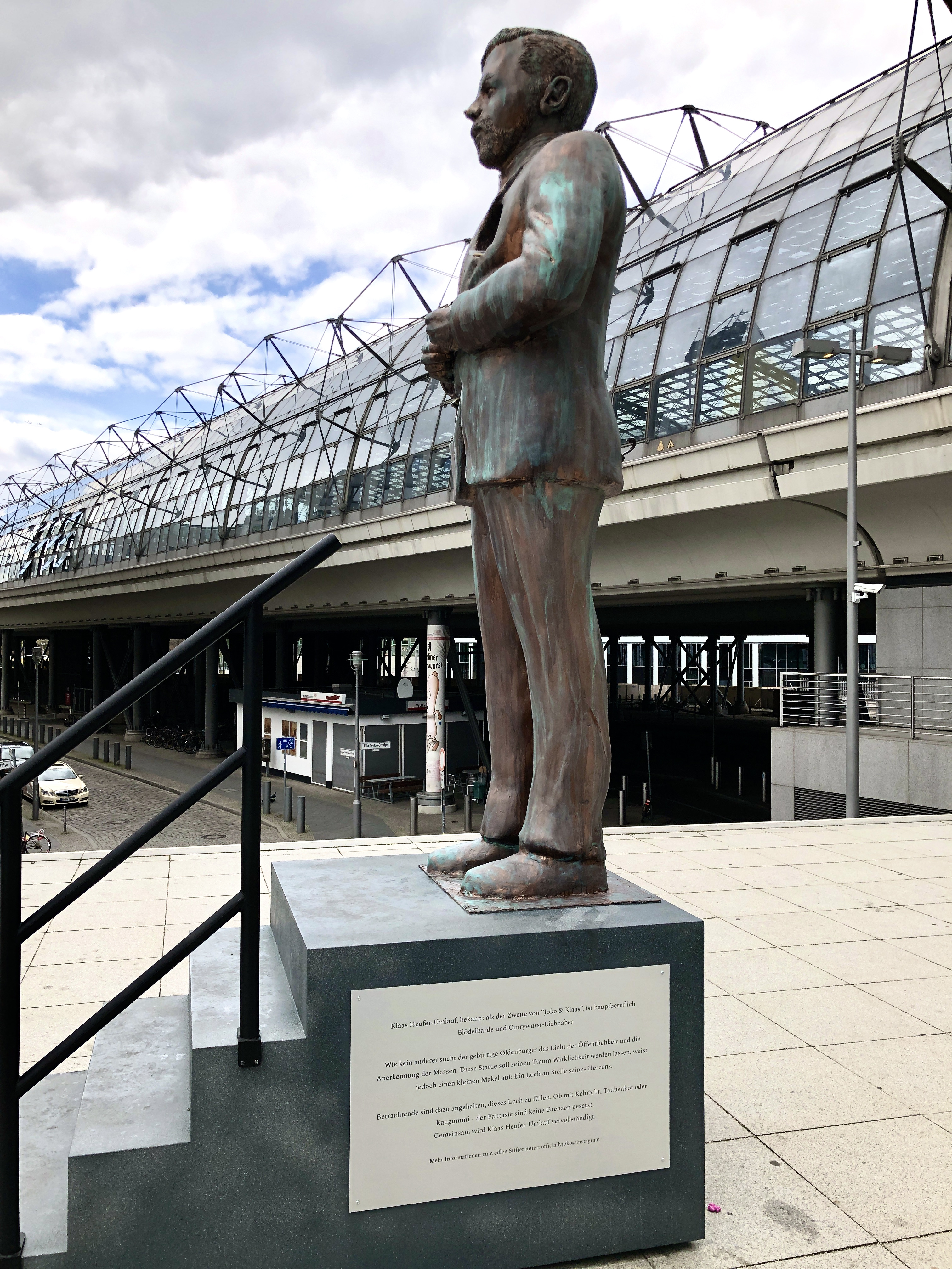 Statue von Kult Comedian Klaas Bonifaz Heufer-Umlauf am Hauptbahnhof in Berlin