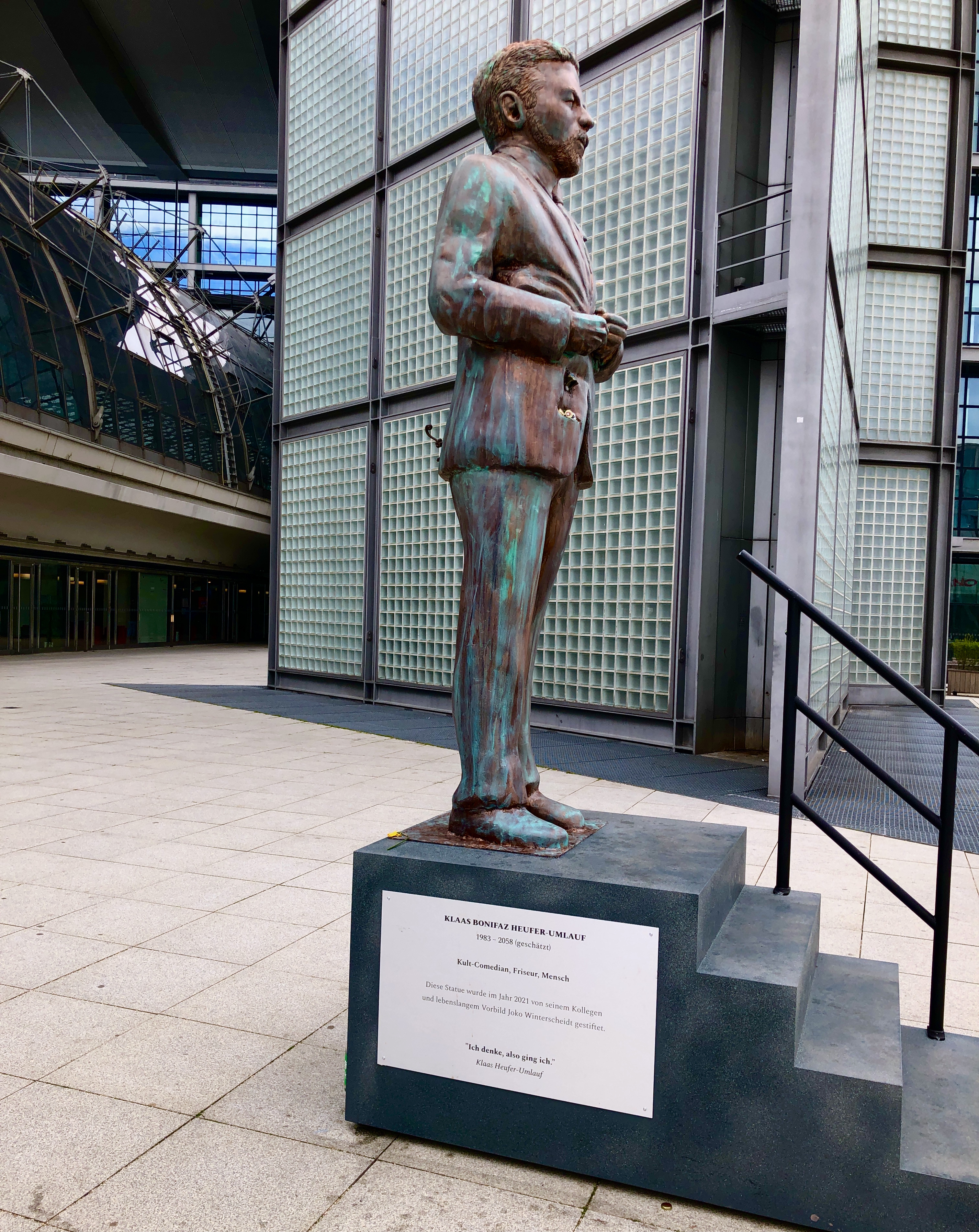 Statue von Kult Comedian Klaas Bonifaz Heufer-Umlauf am Hauptbahnhof in Berlin