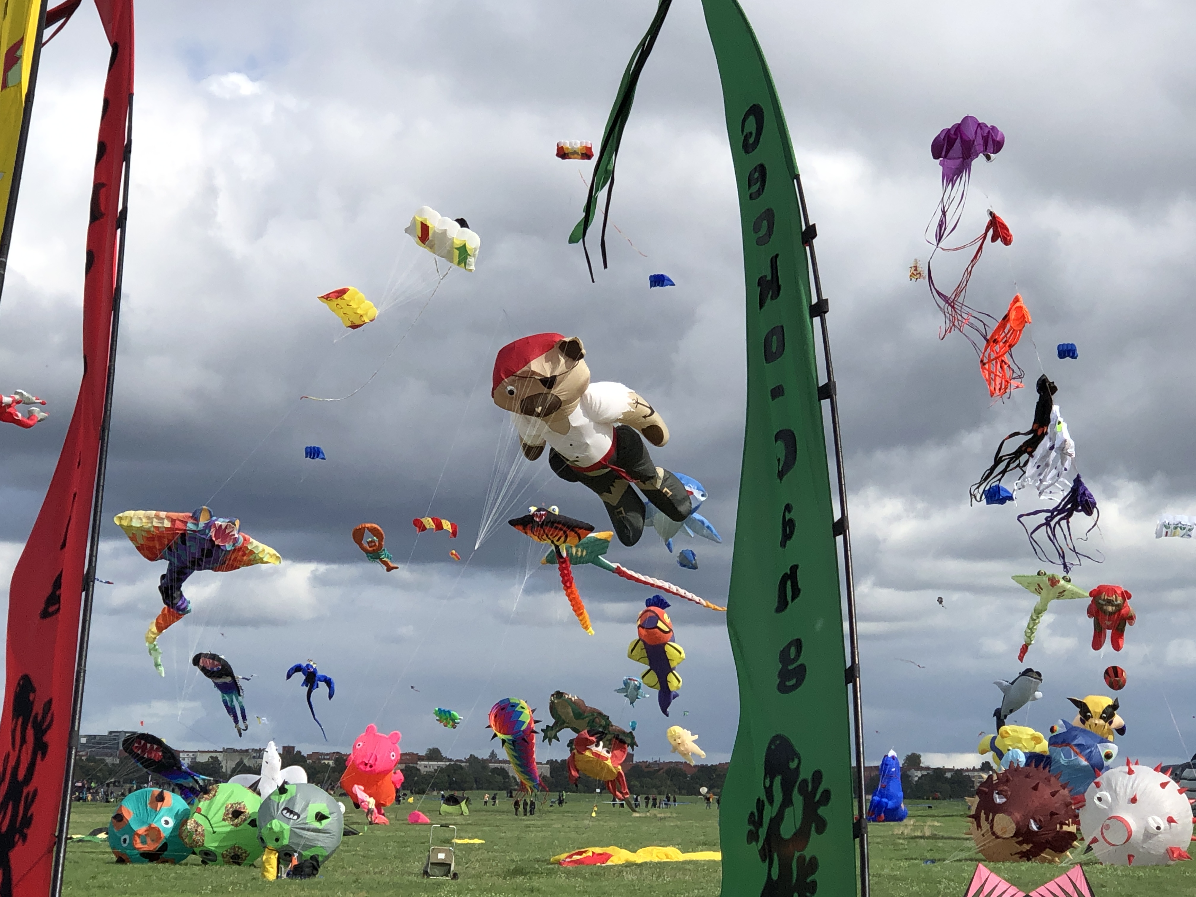 Riesendrachen Festival am Tempelhofer Feld - Berlin