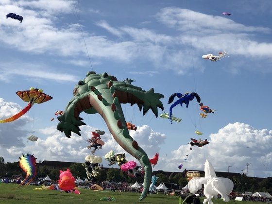 Riesendrachen Festival am Tempelhofer Feld - Berlin