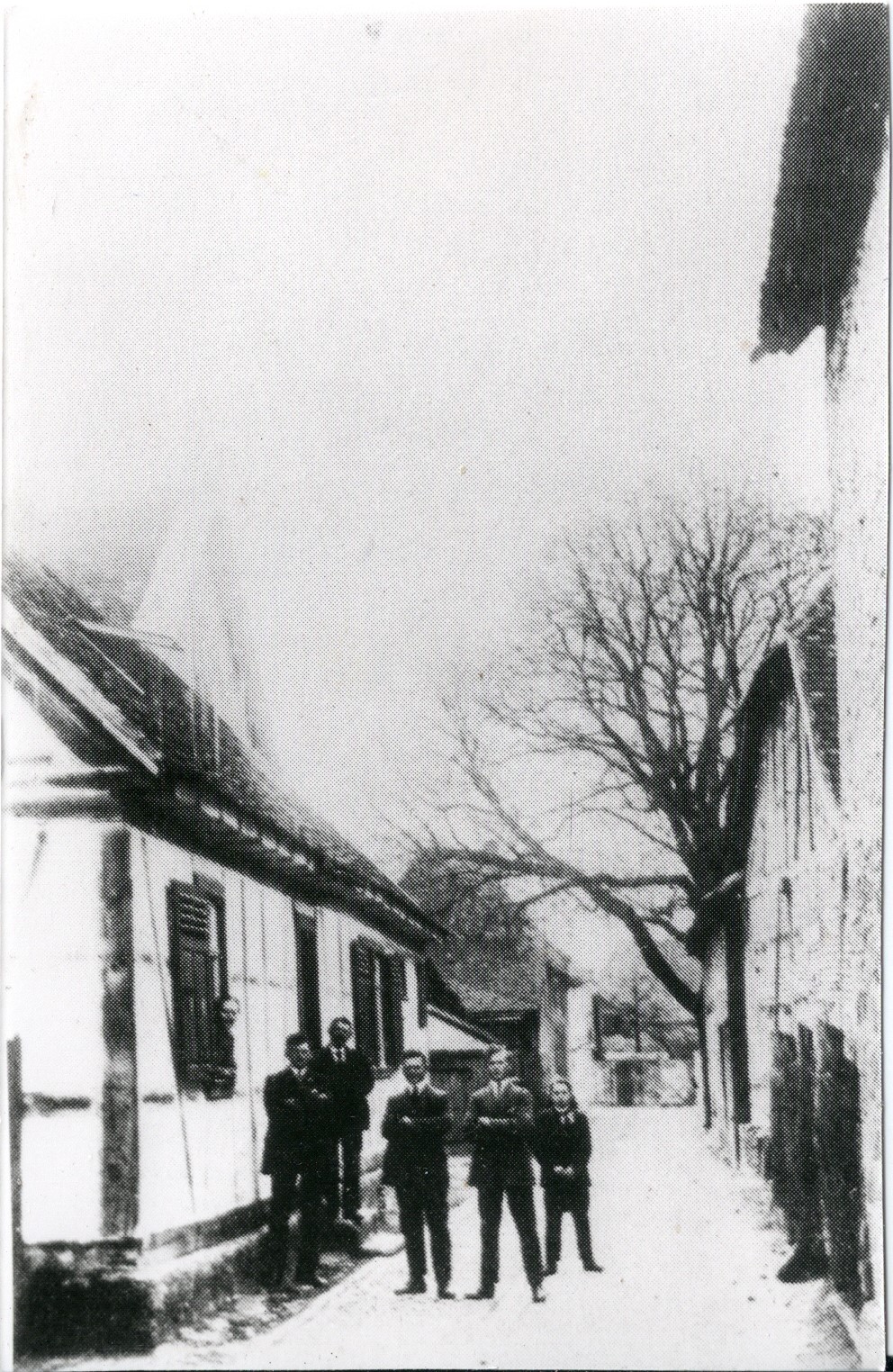 Haus der Fam. Georg Röder - Königstädten - Kleine Gasse - 1925 - Georg Röder in der Mitte