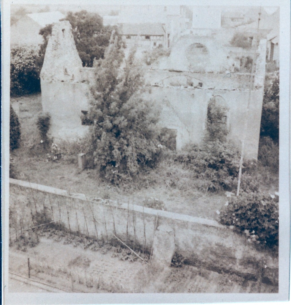 Ruine der Evangelischen Kirche in Rüsselsheim-Königstädten 1951
