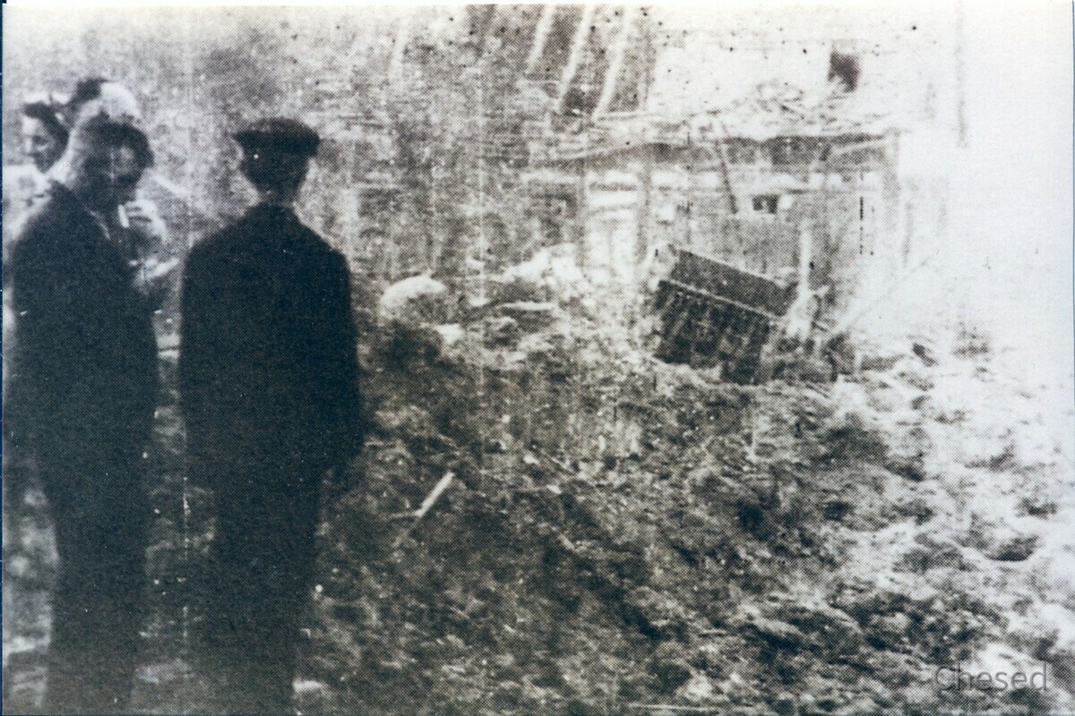 Rüsselsheim-Königstädten - Froschgasse 13.8.1944 - Heinrich Wohlfahrt vor seinem zerstörten Wohnhaus