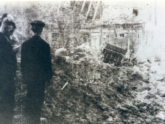 Rüsselsheim-Königstädten - Froschgasse 13.8.1944 - Heinrich Wohlfahrt vor seinem zerstörten Wohnhaus