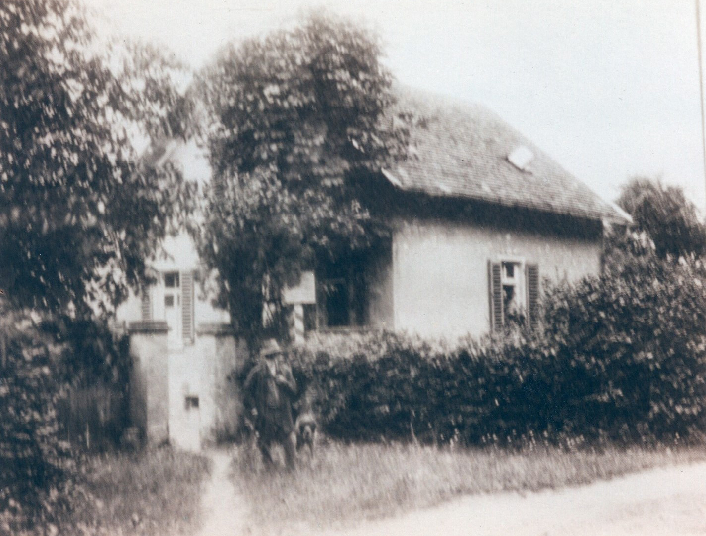 Unteres Königstädter Waldhaus mit Förster Schwerer und Hund (Königstädter Fallthorhaus) Anfang 1900