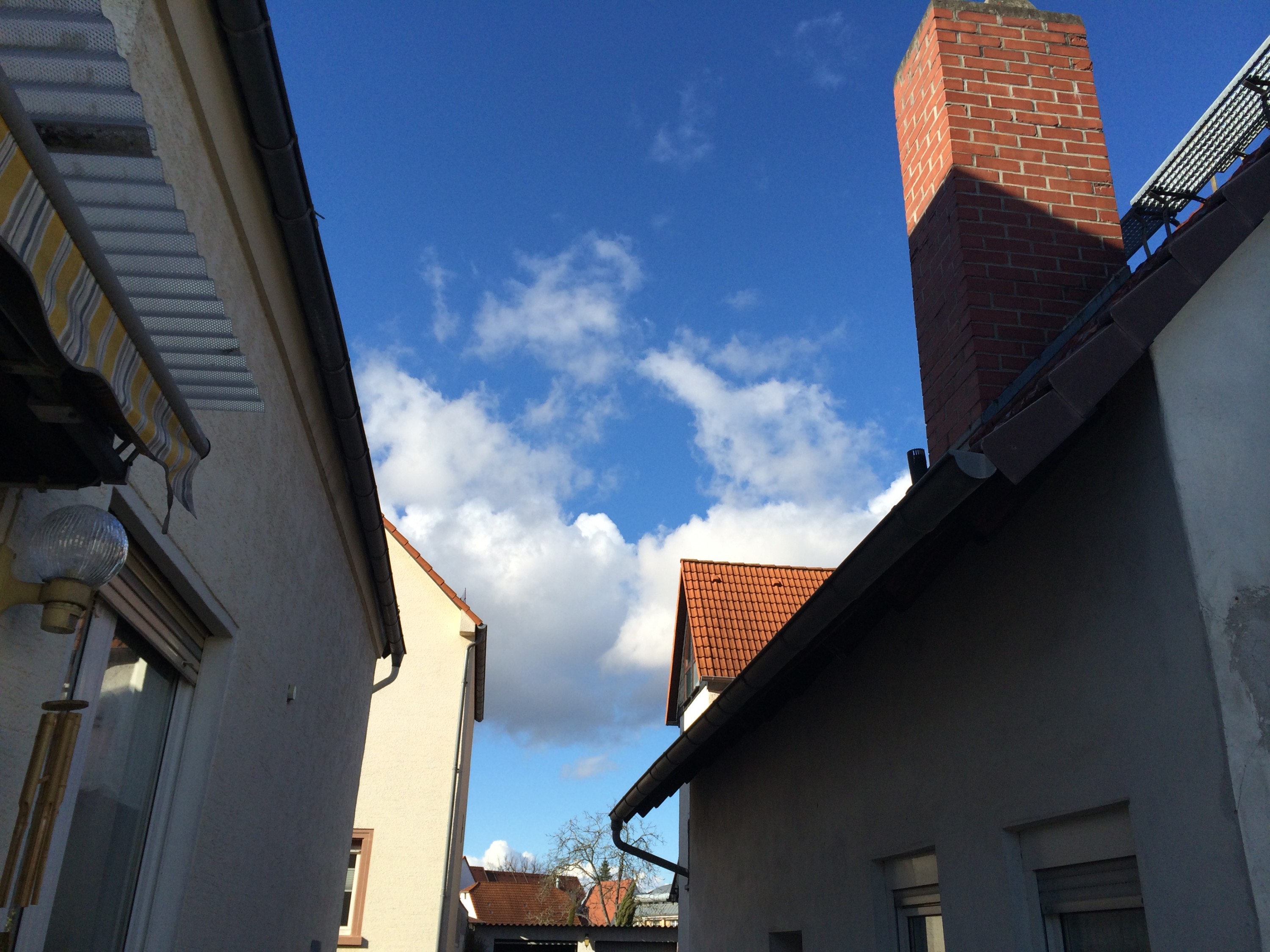 Blauer Himmel über den Königstädter Häuserschluchten - Blue Sky over Rüsselsheim