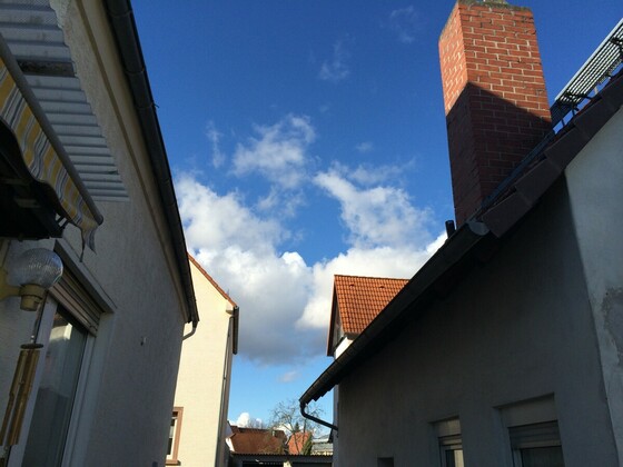 Blauer Himmel über den Königstädter Häuserschluchten - Blue Sky over Rüsselsheim