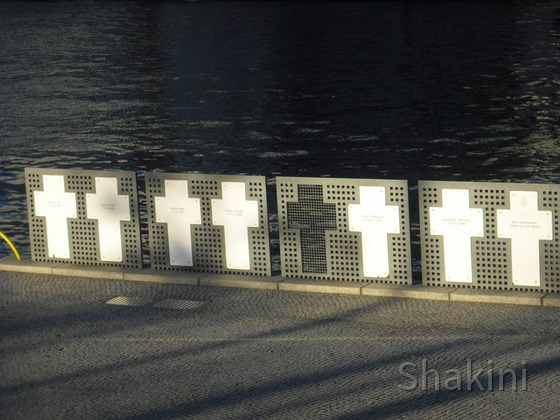 Symbolische Weiße Kreuze an der Spree -  gewidmet den Mauertoten