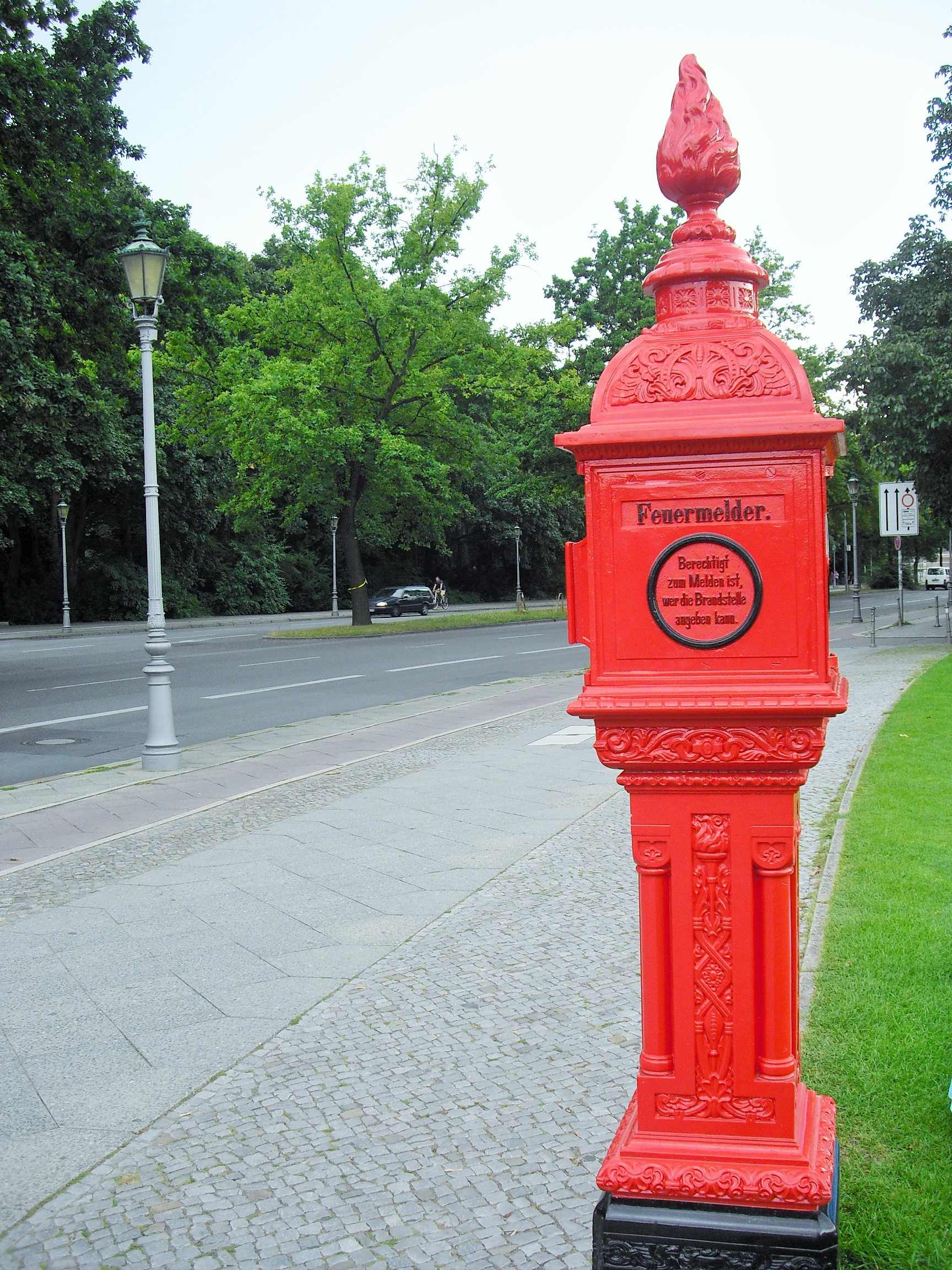 Knallroter, alter Historischer Feuermelder am Schloss Bellevue