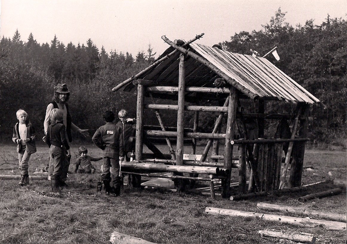 Klassenfahrt in Ober-Seemen 1977 - Bau der Blockhütte mit unserem Werklehrer Herr Rauch, einem begnadeten Zimmermann