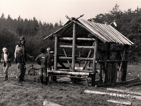 Klassenfahrt in Ober-Seemen 1977 - Bau der Blockhütte mit unserem Werklehrer Herr Rauch, einem begnadeten Zimmermann