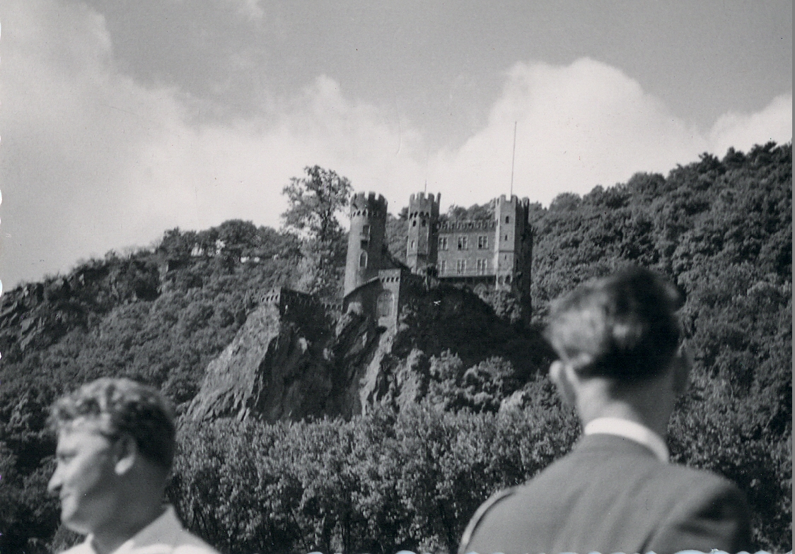 Ausflug auf dem Rhein - Unbekannte Burg