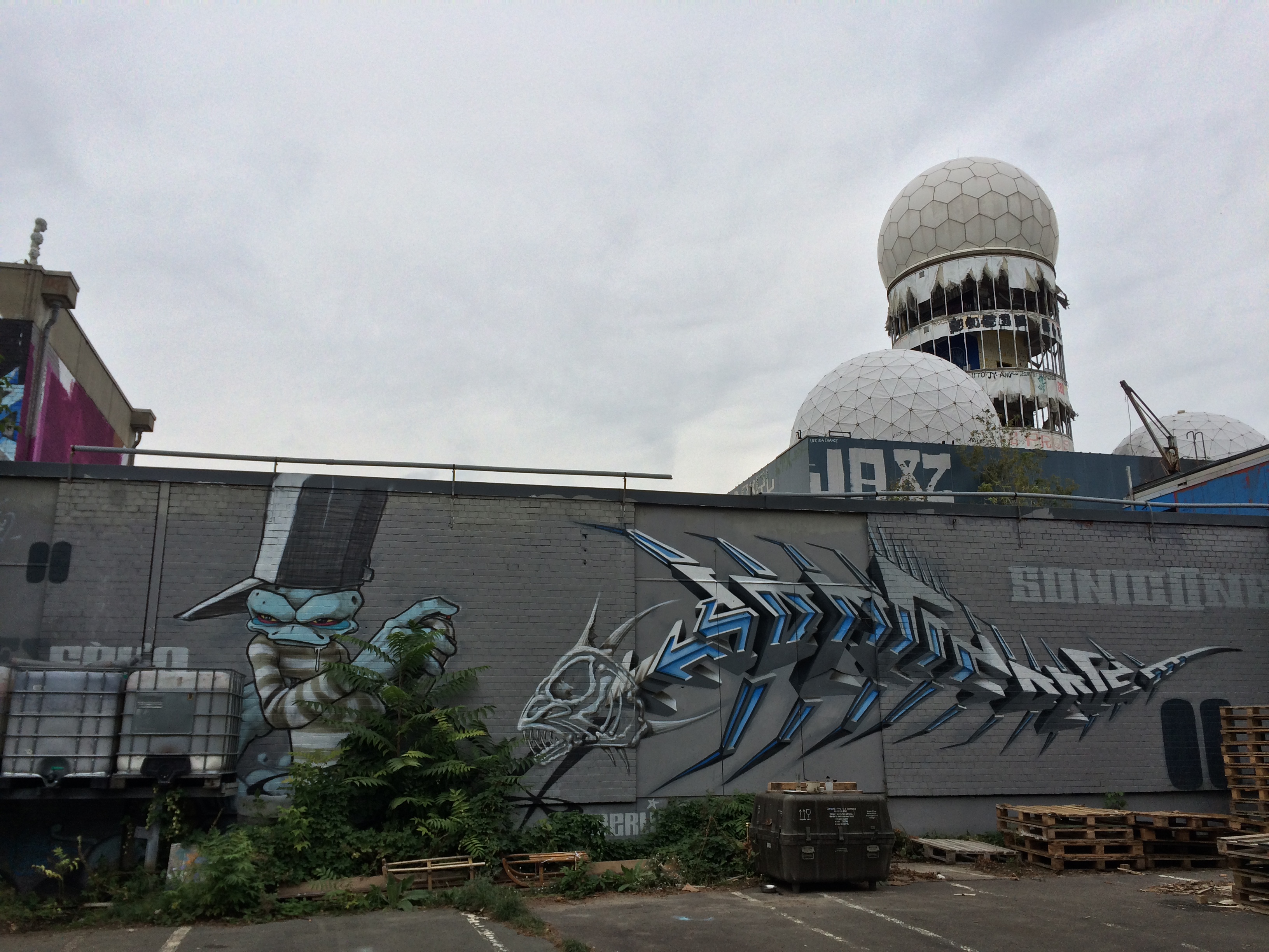 Berlin - Teufelsberg - Field Station - Überdimensionales Graffiti und 3 Radoms