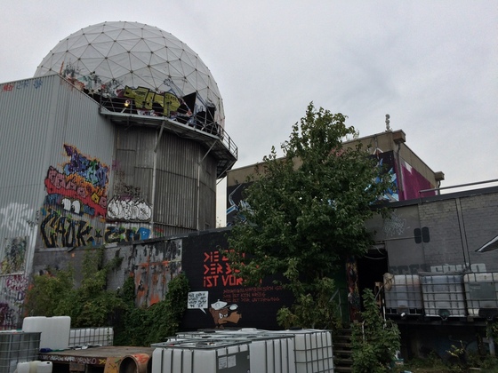 Berlin - Teufelsberg - Radarstation - Mittelgroßer Radom - Graffitis