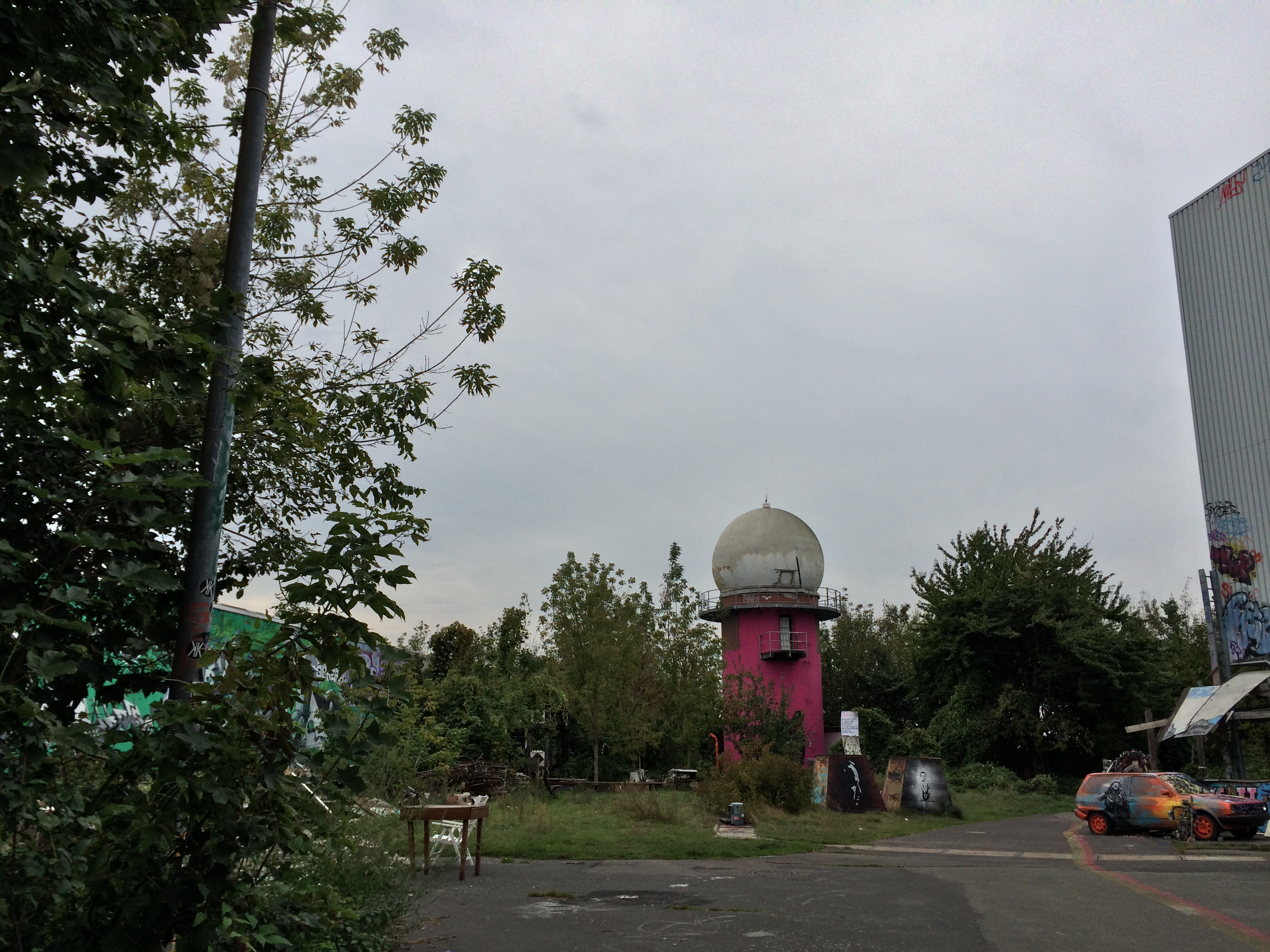 Berlin - Teufelsberg - Field Station - Radome Pink - Graffiti Car