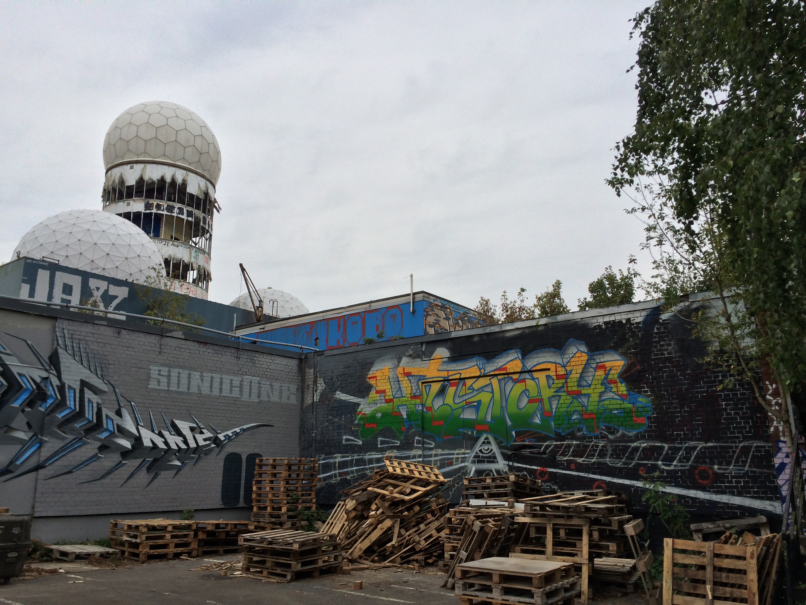 Berlin - Teufelsberg - Field Station - Riesige Graffitis