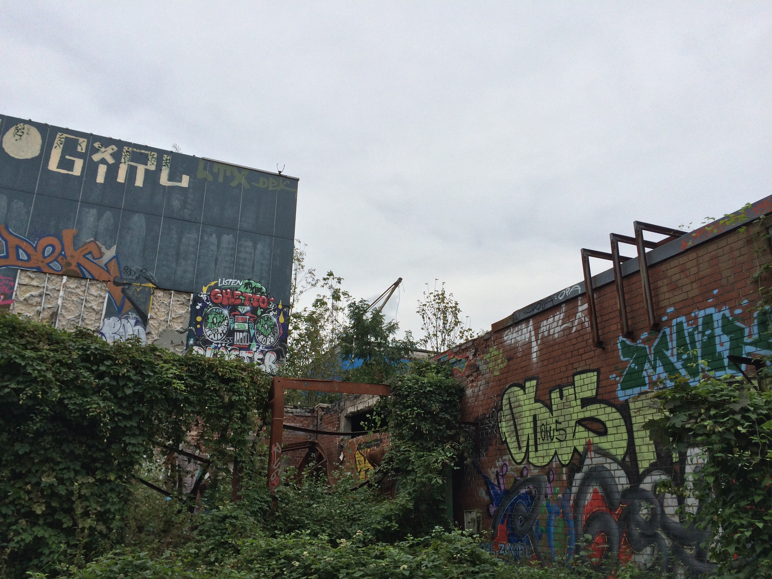 Berlin - Teufelsberg - Radarstation - Mit Effeu zugewachsene Nebengebäude