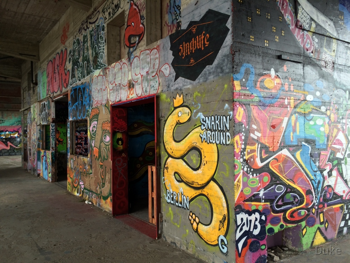 Berlin - Teufelsberg - Graffiti - Yellow Snake - Shakin' around Berlin