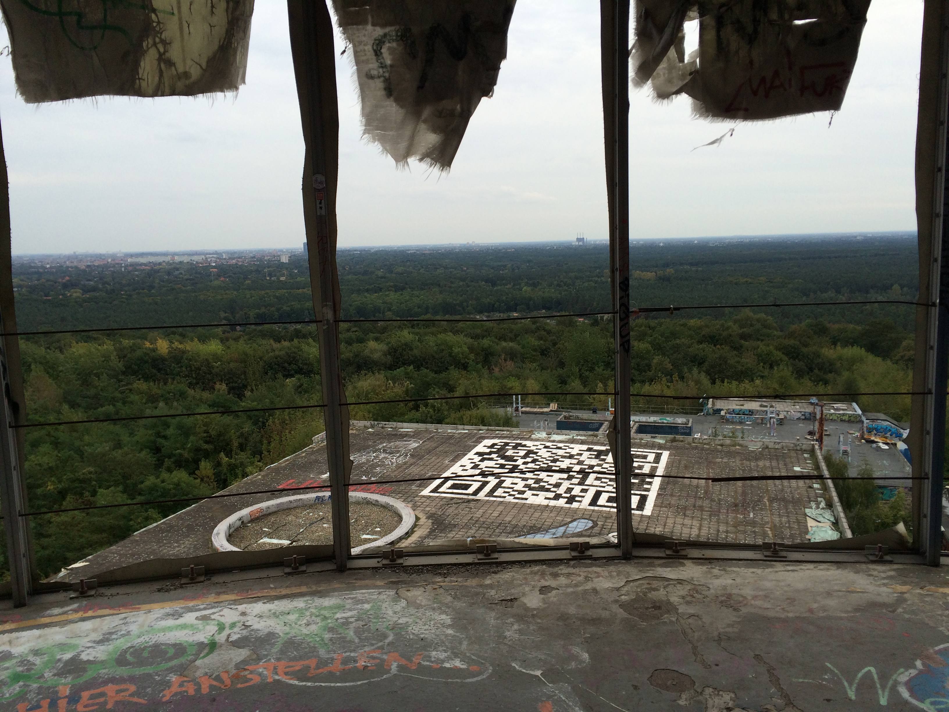 Berlin - Teufelsberg - Graffiti - Barcode auf Hausdach