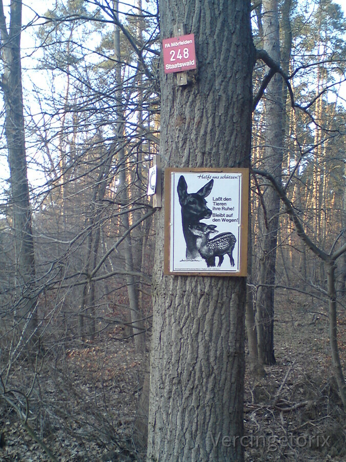 Tierschutz-Schild im Wald - Helft uns schützen