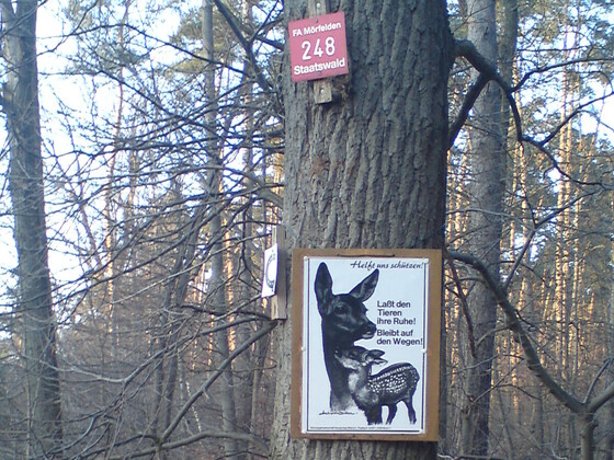Tierschutz-Schild im Wald - Helft uns schützen