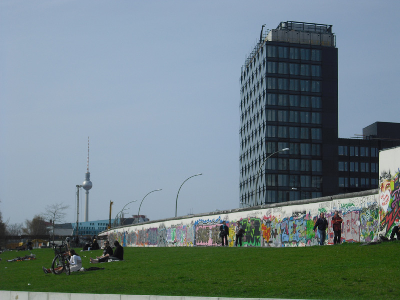 East Side Gallery - Berlin - Graffitis - Mauerreste - Berliner Fernsehturm