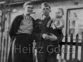 Heinz Gode als Baby mit Eltern 1942