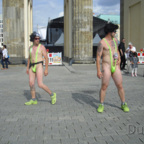 Halbnackte Tänzer am Brandenburger Tor - Berlin
