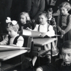 Einschulung Jahrgang 1947 - Königstädten 1953 - Erstes Schultag im Klassenzimmer
