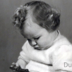 Babyzeit ist Entdeckerzeit - Brigitte Friedrich beim Spielen 1949