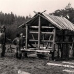 Klassenfahrt in Ober-Seemen 1977 - Bau der Blockhütte mit unserem Werklehrer Herr Rauch, einem begnadeten Zimmermann