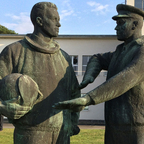 Waffenbrüder Skulptur - Luftwaffenmuseum Berlin-Gatow