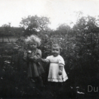 Marga Grünewald und Brigitte Friedrich als Kleinkind beim Spielen
