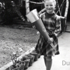 Brigitte Friedrich mit Schultüte im Garten 1953