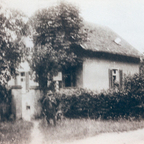 Unteres Königstädter Waldhaus mit Förster Schwerer und Hund (Königstädter Fallthorhaus) Anfang 1900