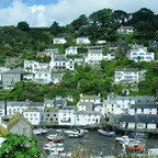 Herrlicher Blick auf die See und den Hafen im malerischen Fischerdorf Polperro.